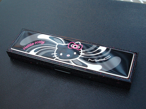 MAC Hello Kitty Dolls palette_case1 MAC Hello Kitty Pallet Case Closed (OMG 